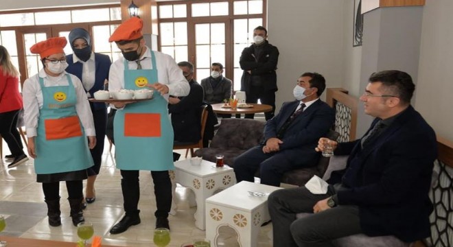  'Mutlu Kafe' Vali Memiş'i ağırladı